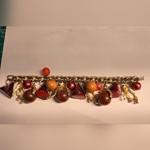 Bakelite gold tone charm bracelet - Picture 2 of 6